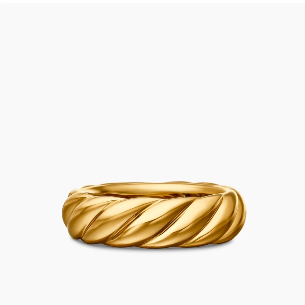 Elegant Gold Twisted Ring